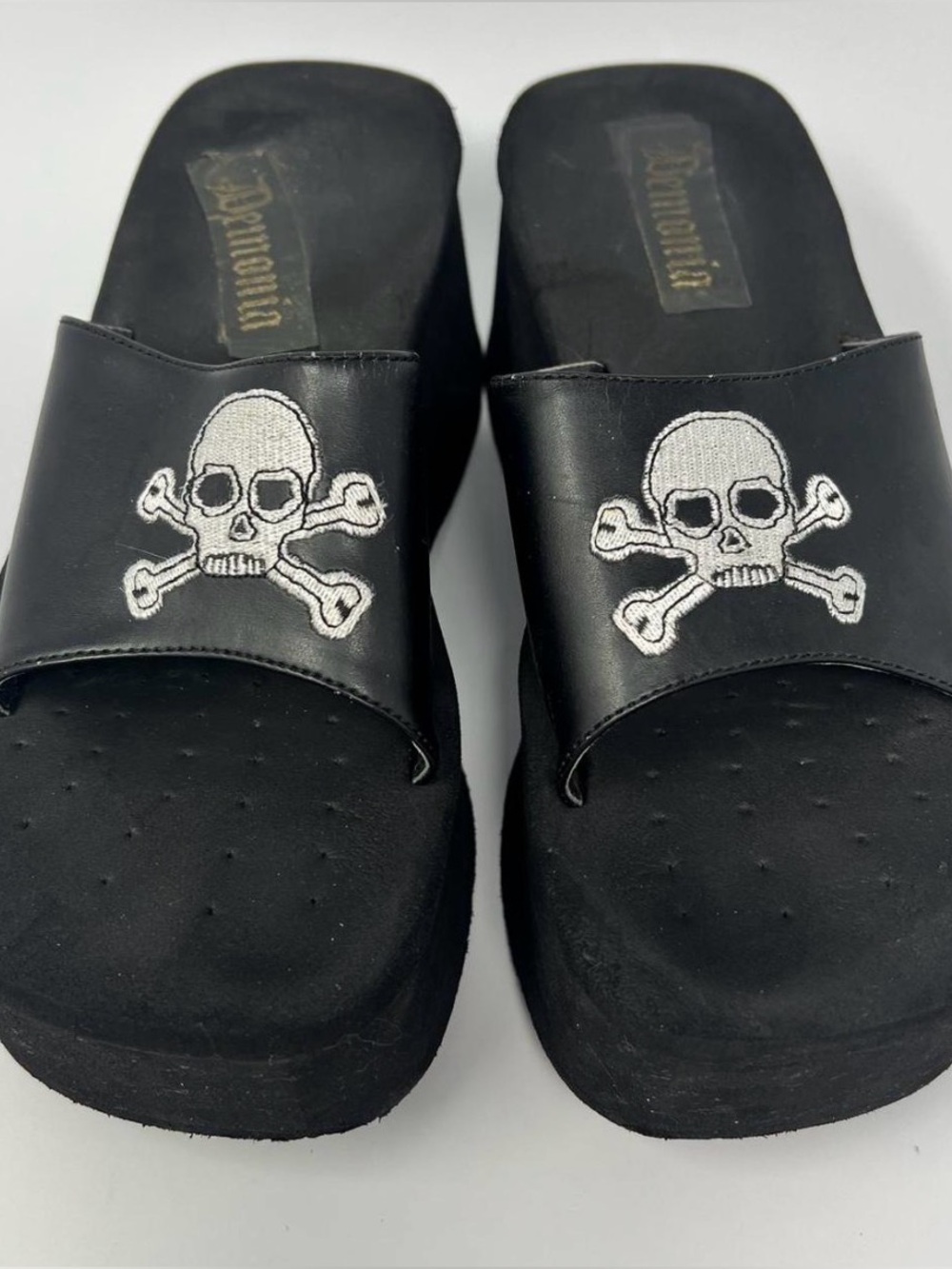 ISO DEMONIA SKULL SANDALS